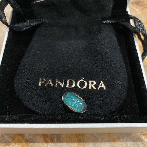 Disney Ariel Glow In The Dark Murano - Picture 1 of 3